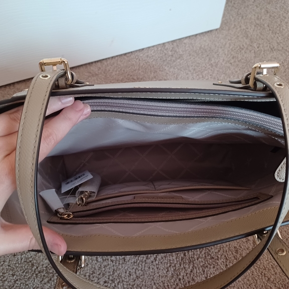 🤩👜Michael Kors EW Voyager Tote👜🤩 - Picture 8 of 16